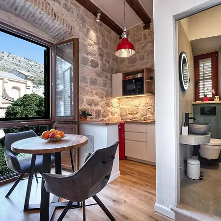 Laus Apartment *