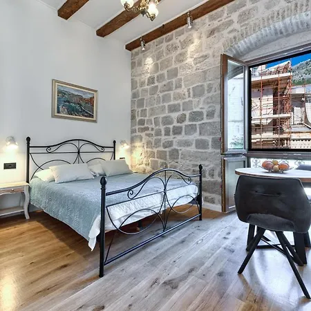 Laus Apartment *