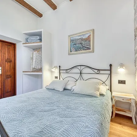 Laus Apartment *